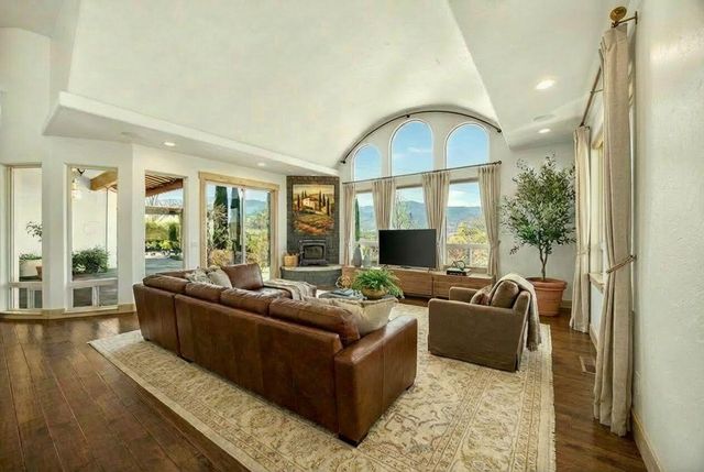 988 Dead Indian Memorial Road, Ashland, OR 97520