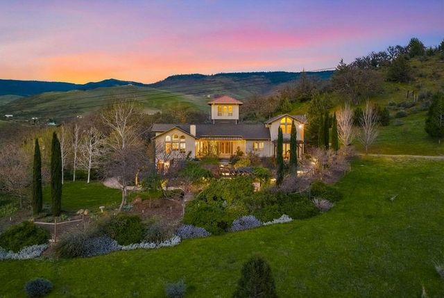 988 Dead Indian Memorial Road, Ashland, OR 97520