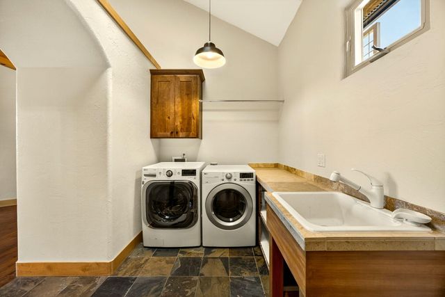 988 Dead Indian Memorial Road, Ashland, OR 97520