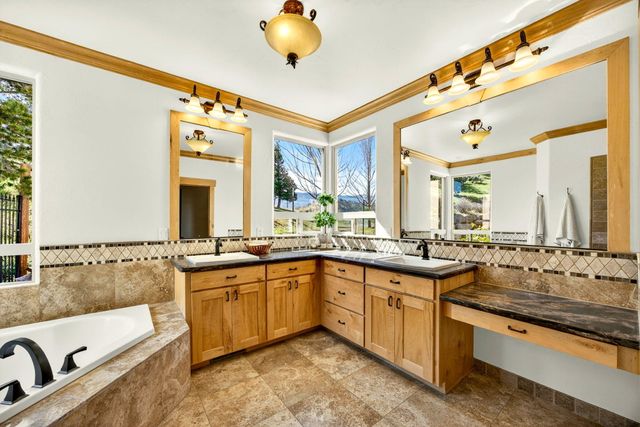 988 Dead Indian Memorial Road, Ashland, OR 97520