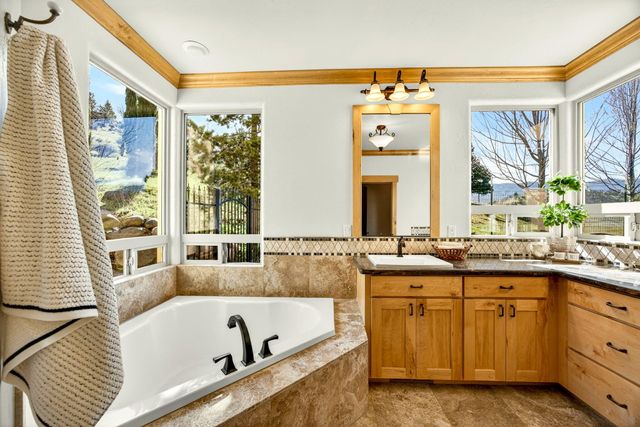 988 Dead Indian Memorial Road, Ashland, OR 97520