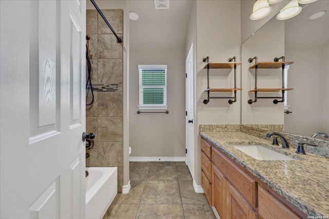 196 TRIPLE BEND DR, La Vernia, TX 78121