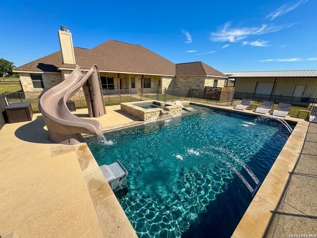 196 TRIPLE BEND DR, La Vernia, TX 78121