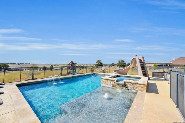 196 TRIPLE BEND DR, La Vernia, TX 78121