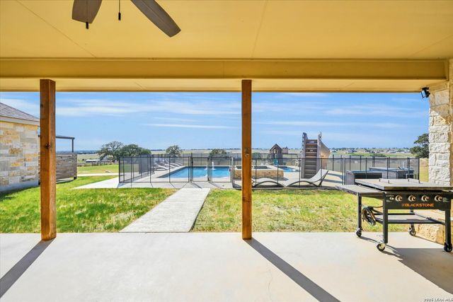 196 TRIPLE BEND DR, La Vernia, TX 78121