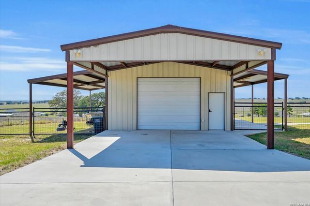 196 TRIPLE BEND DR, La Vernia, TX 78121