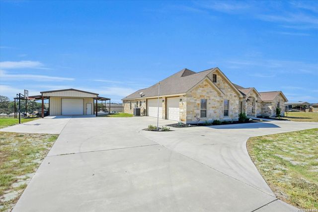 196 TRIPLE BEND DR, La Vernia, TX 78121
