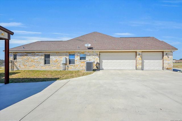 196 TRIPLE BEND DR, La Vernia, TX 78121