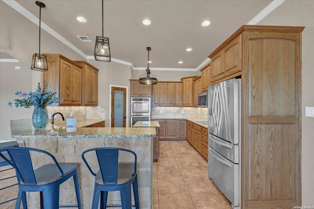 196 TRIPLE BEND DR, La Vernia, TX 78121
