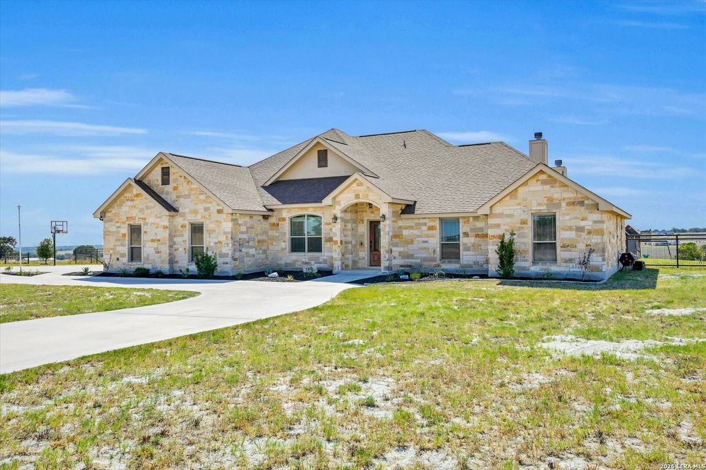 196 TRIPLE BEND DR, La Vernia, TX 78121