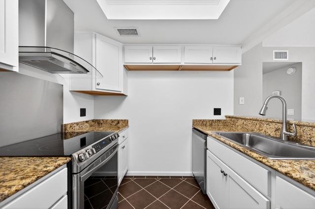 2307 E 8th St, Davis, CA 95618