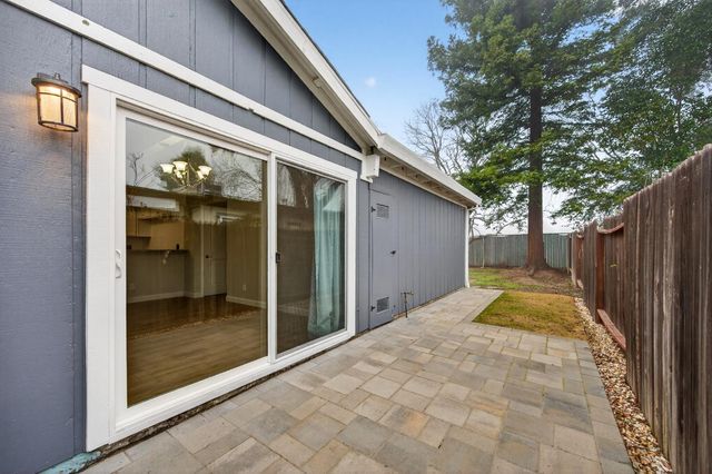 2307 E 8th St, Davis, CA 95618