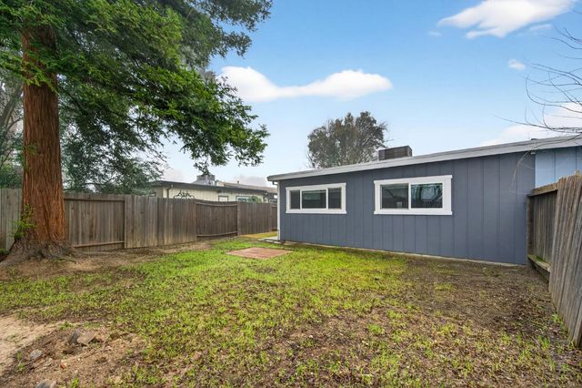 2307 E 8th St, Davis, CA 95618