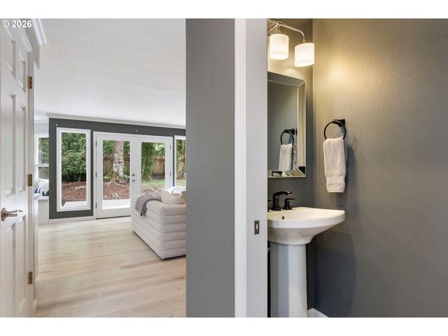 10210 Nw ENGLEMAN St, Portland, OR 97229
