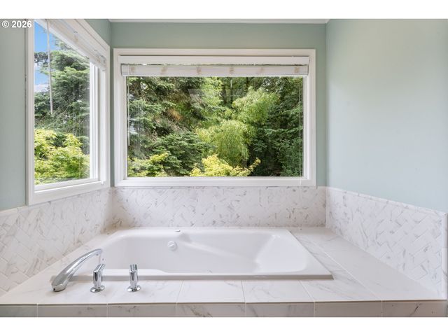 10210 Nw ENGLEMAN St, Portland, OR 97229