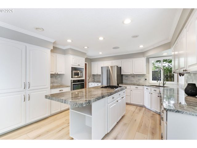 10210 Nw ENGLEMAN St, Portland, OR 97229