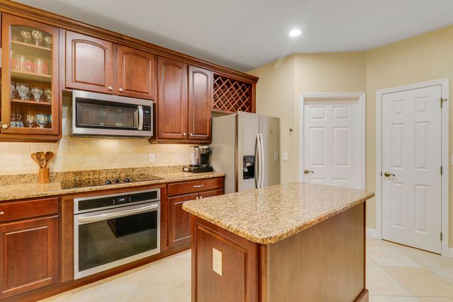 3055 NW Stoney Creek Avenue, Jensen Beach, FL 34957