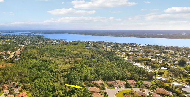 3055 NW Stoney Creek Avenue, Jensen Beach, FL 34957