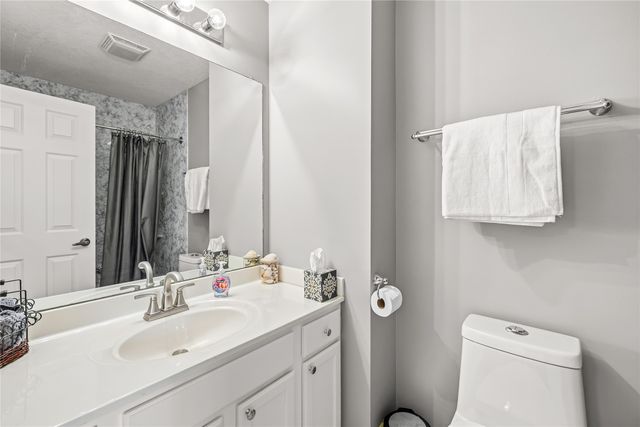 2501 E Luster Lane, Des Moines, IA 50320