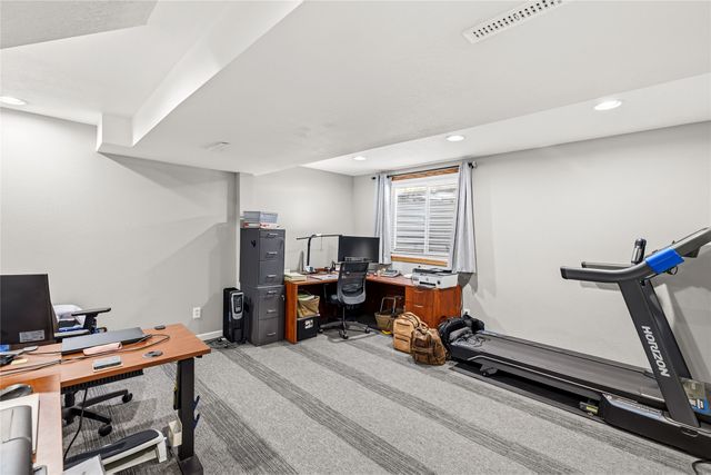 2501 E Luster Lane, Des Moines, IA 50320