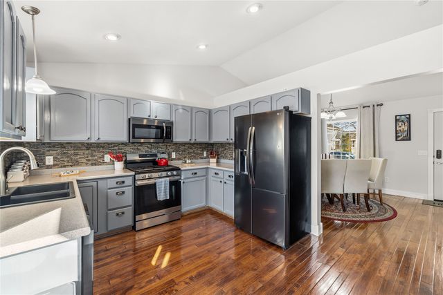 2501 E Luster Lane, Des Moines, IA 50320