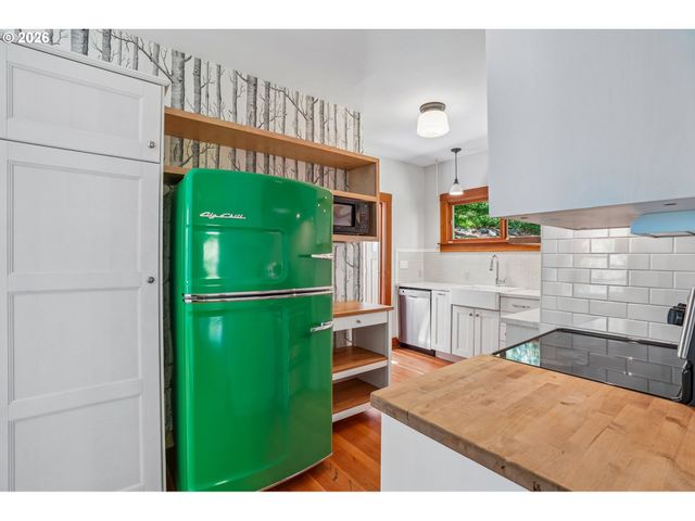 9421 Nw GERMANTOWN Rd, Portland, OR 97231