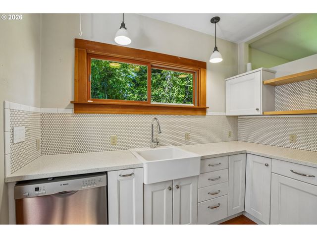9421 Nw GERMANTOWN Rd, Portland, OR 97231