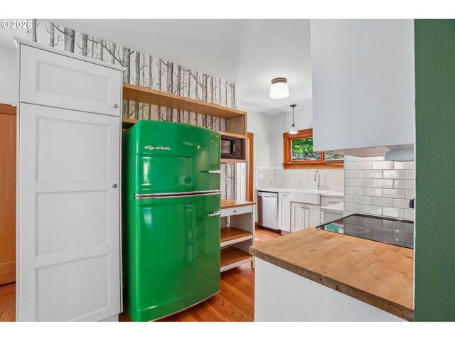 9421 Nw GERMANTOWN Rd, Portland, OR 97231