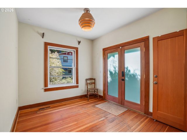 9421 Nw GERMANTOWN Rd, Portland, OR 97231
