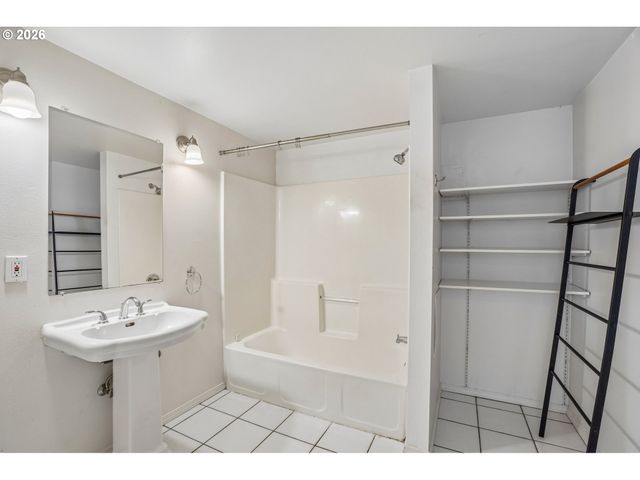 9421 Nw GERMANTOWN Rd, Portland, OR 97231