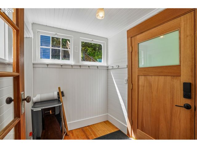 9421 Nw GERMANTOWN Rd, Portland, OR 97231