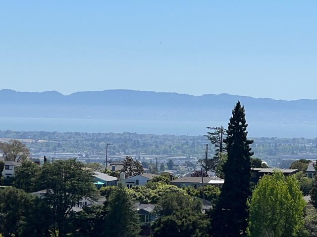 3257 Monterey Blvd., Oakland, CA 94602