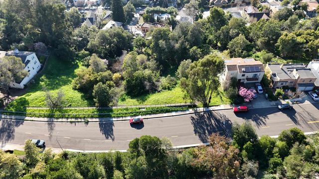 3257 Monterey Blvd., Oakland, CA 94602