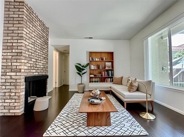 679 W 18th Street B, Costa Mesa, CA 92627