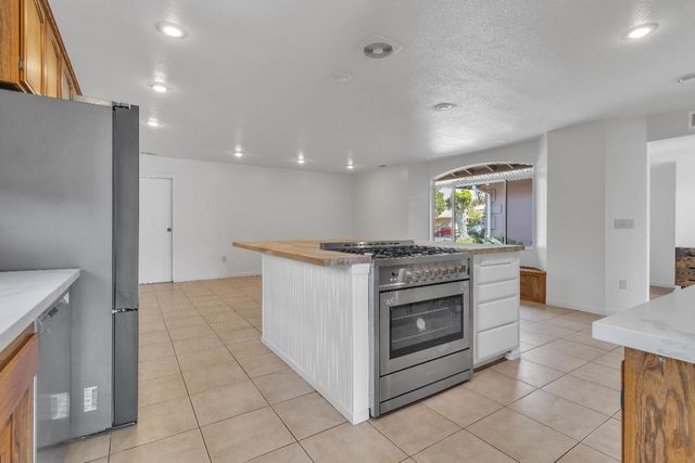 9104 Feather River Way, Sacramento, CA 95826