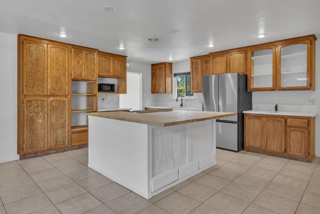 9104 Feather River Way, Sacramento, CA 95826