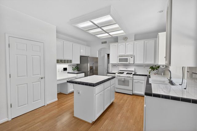 8822 Breaker Point Ct, Elk Grove, CA 95758