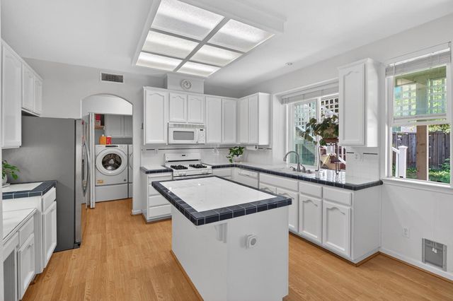 8822 Breaker Point Ct, Elk Grove, CA 95758