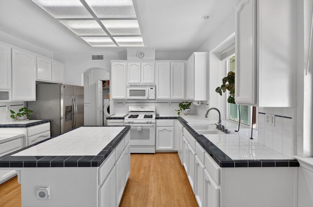 8822 Breaker Point Ct, Elk Grove, CA 95758