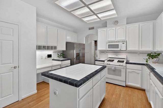 8822 Breaker Point Ct, Elk Grove, CA 95758