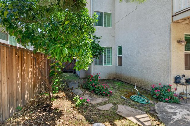 8822 Breaker Point Ct, Elk Grove, CA 95758