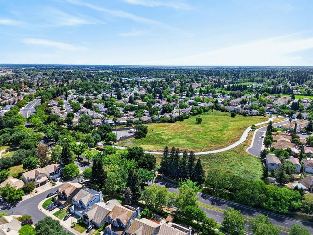 8822 Breaker Point Ct, Elk Grove, CA 95758