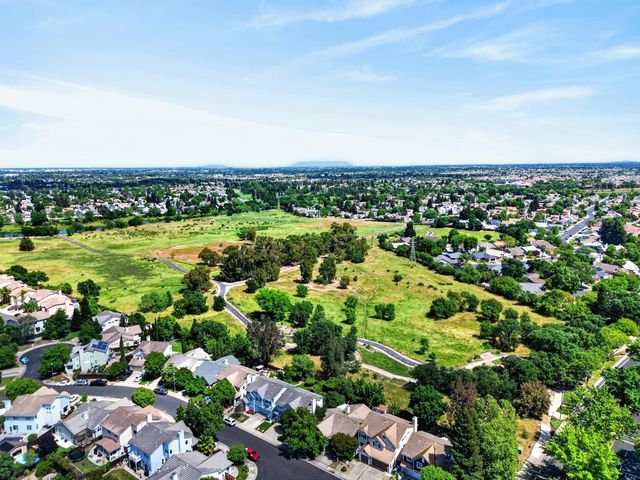 8822 Breaker Point Ct, Elk Grove, CA 95758