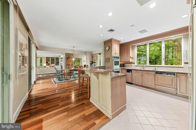 1657 LINDEN OAKS LN, Bethlehem, PA 18015
