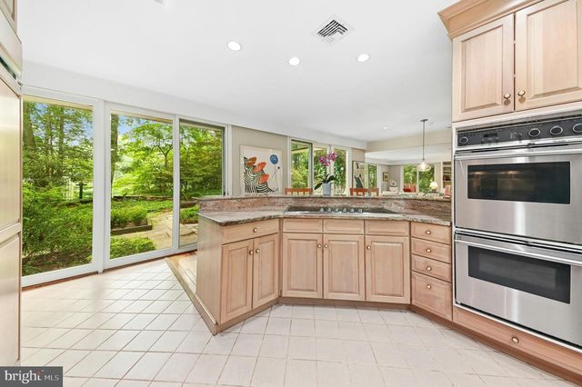1657 LINDEN OAKS LN, Bethlehem, PA 18015