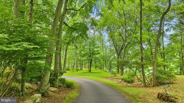 1657 LINDEN OAKS LN, Bethlehem, PA 18015
