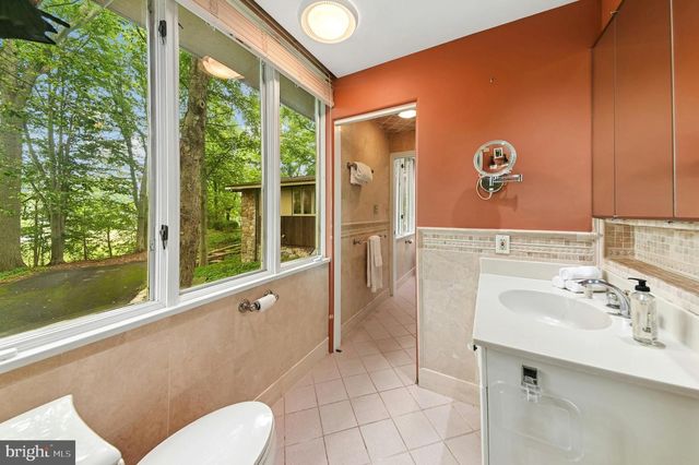 1657 LINDEN OAKS LN, Bethlehem, PA 18015