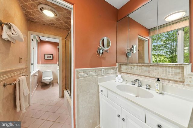 1657 LINDEN OAKS LN, Bethlehem, PA 18015