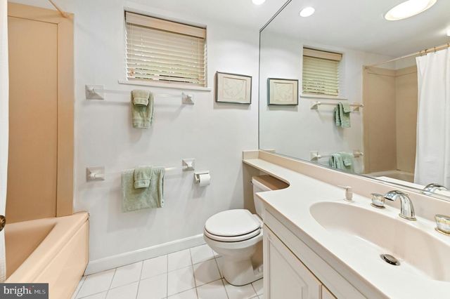 1657 LINDEN OAKS LN, Bethlehem, PA 18015