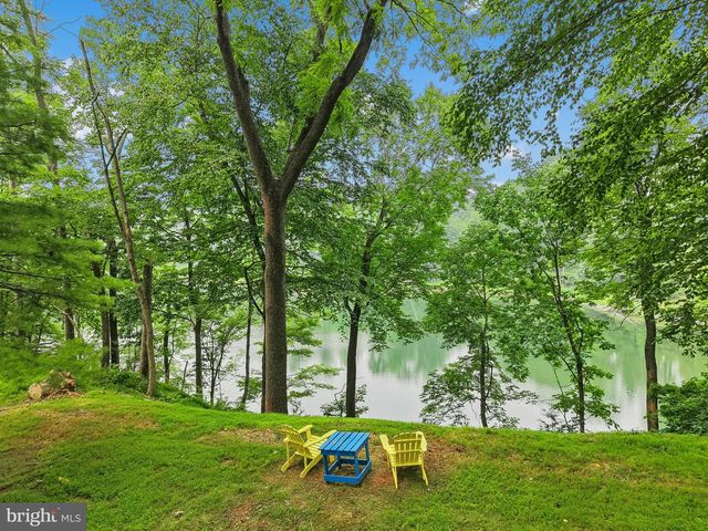 1657 LINDEN OAKS LN, Bethlehem, PA 18015